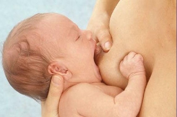 как дать грудь поглубже в рот ребёнку
